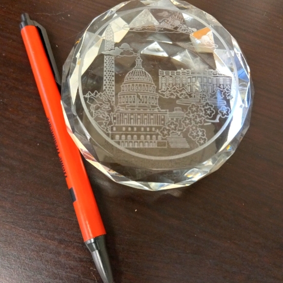 Washington Monument, The Capitol, and The White House Etched onto a Crysyal. - Picture 5 of 8
